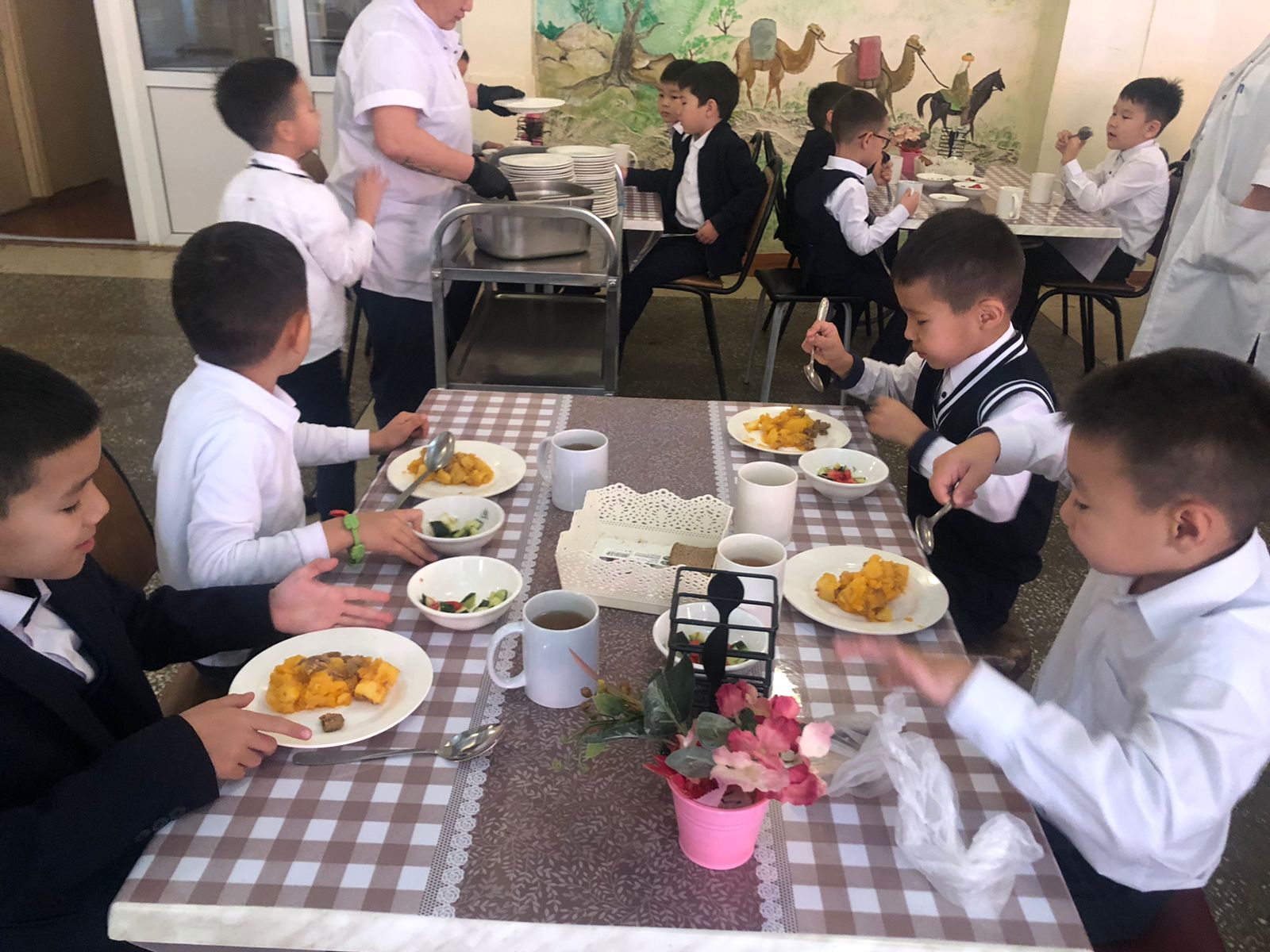 Мектеп асханасы. Алматы қаласы Әуезов ауданы √13 мектеп-гимназиясында асхана тамағының сапасын, асхана тазалығын, ас мәзірлерін  1 «А» сынып ата-анасы Ибраимова Жанар келіп бақылау жүргізді.