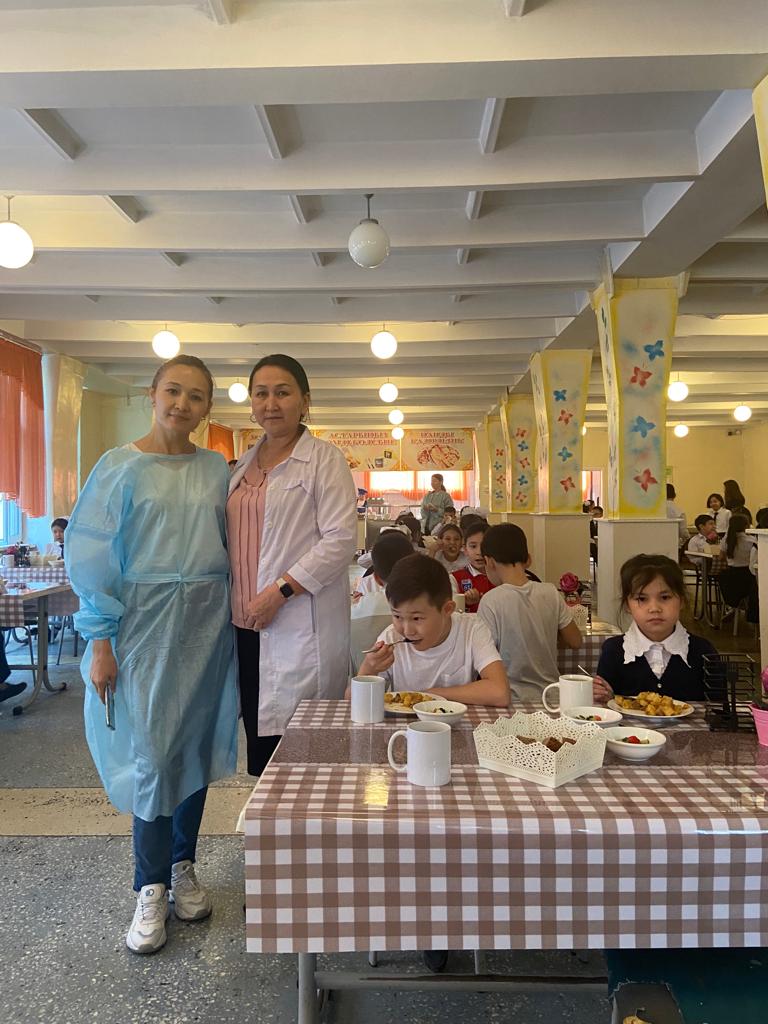 Асхана кезекшілігі. ІІ ауысым  2"А" сынып ата-анасы Зекен Динара және 3"Ә" сынып ата-анасы Мәлікқызы Мәрзия оқушылардың тамақтануын бақылау  мақсатында асхана кезекшілік атқарды.