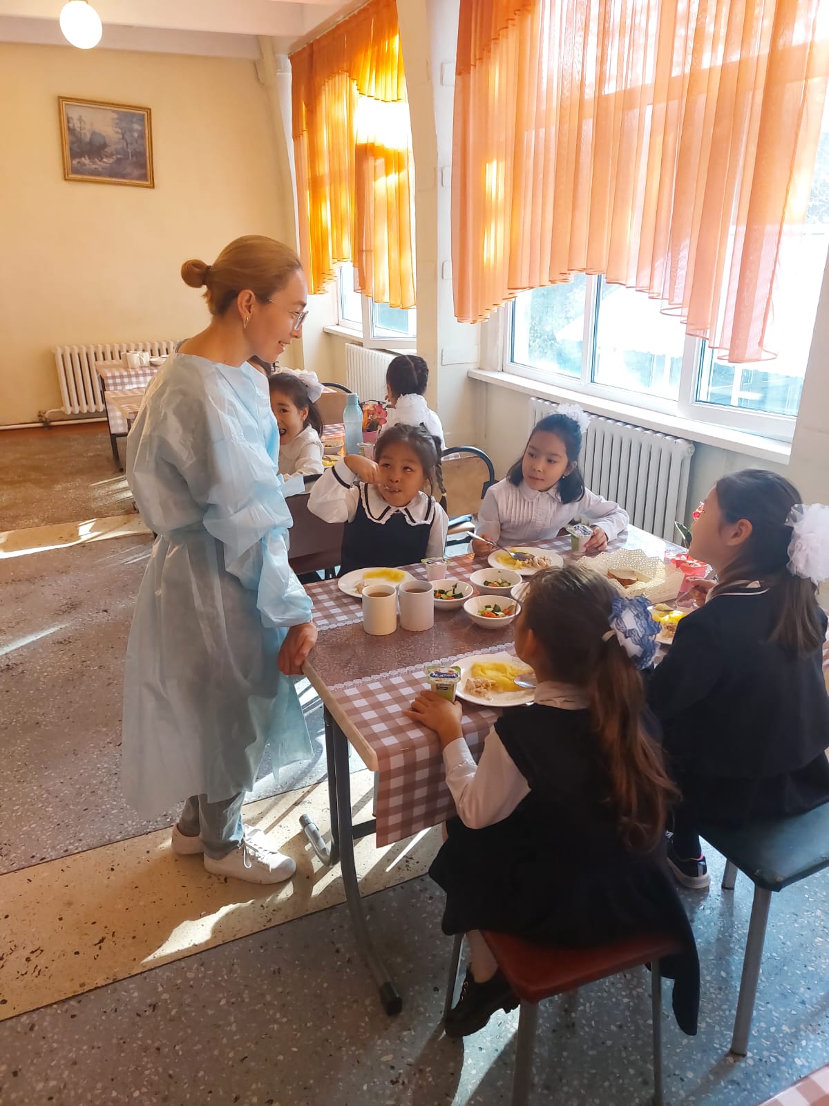 Асхана кезекшілігі. 1 "Б" сынып ата-анасы Исламқызы Ақбота асханада кезекшілік жасап оқушылардың тамақтануын бақылады.