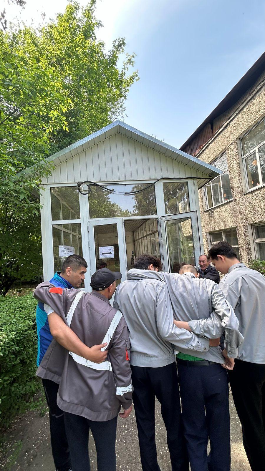 «Жер сілкінісі қаупі кезіндегі іс-қимыл және халықты эвакуациялау» тақырыбында оқушылар, мұғалімдер және қызметкерлердің қатысуымен жалпы сейсмикалық жаттығу және эвакуациялау жұмыстары өткізілді.